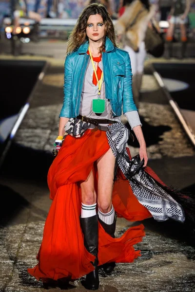 Look 10